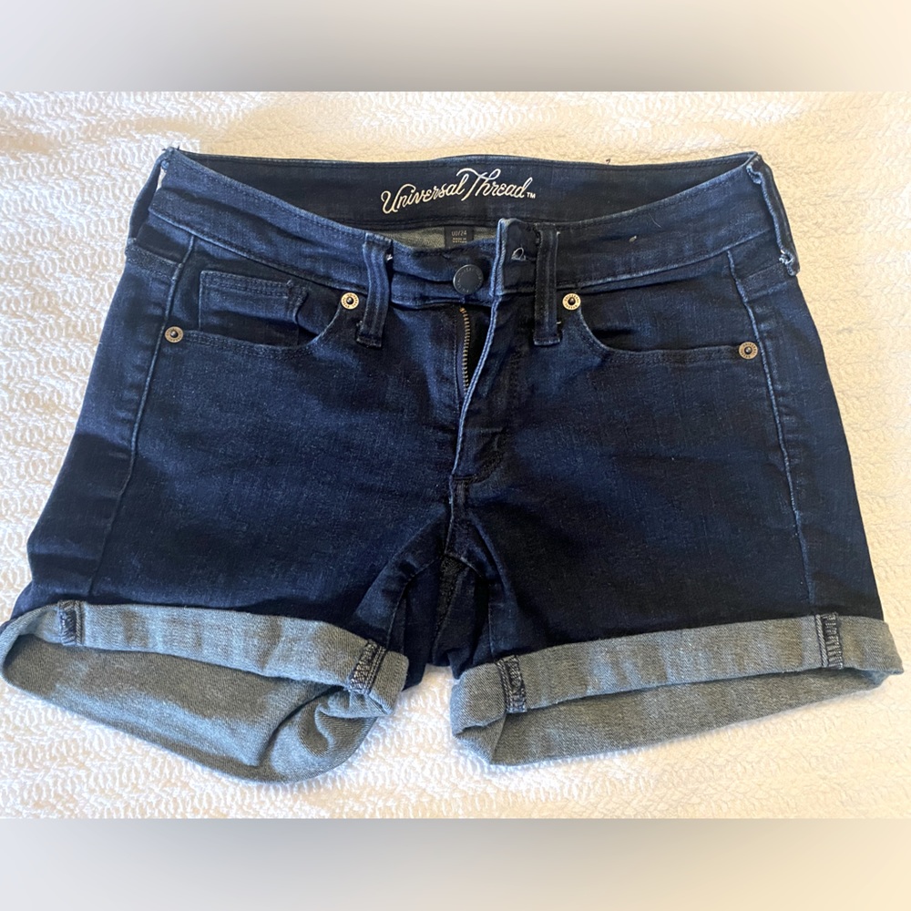 Universal thread, mid rise Shorty. 00/24. Excellent condition.